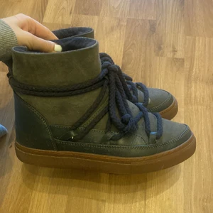 Inuikiis - Säljer dessa typ oanvända skorna!! As sköna, snörena är marinblå och skorna är mocka mörkgrön 🤙🏾🤙🏾💕