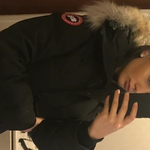 Canada goose vinter jacka - Canada goose vinter jacka storlek xs men passar även S, mycket fint skick för 7000kr. Köpt på NK, köparen står för frakten 