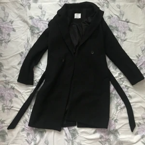 Kappa  - Fin kappa från bershka! I gott skick förutom att det saknas en knapp på insidan men det är inget som syns eller märks av 🖤