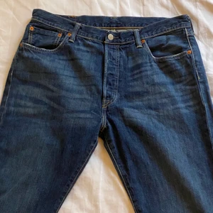 Levi’s Jeans - Low waist Levi’s jeans i modellen 501 ☀️ Har någon slitning vid benen men inget som syns! Endast provade✨Skriv för fler bilder.