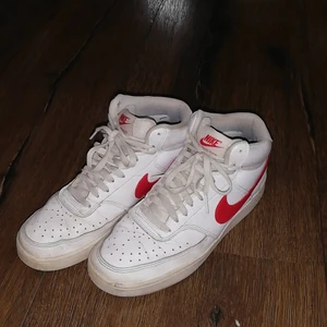 Nike  - Säljer ett par Nike court vision skor och har använts några gånger men funkar helt perfekt. De är lite sänder vid hälen men dom funkar helt bra att använda. 