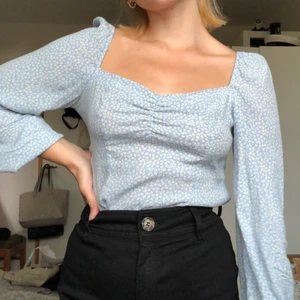 Linneblus, ljusblå - Världens sötaste blus i linne material. Små gula blommor på. Jättefint skick, säljer för att den ej kommer till användning. Köpare står för frakt