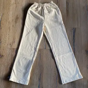 Ett par raka vita mjukis byxor. Rekommenderar att gå upp en storlek. Aldrig använda eller testade.