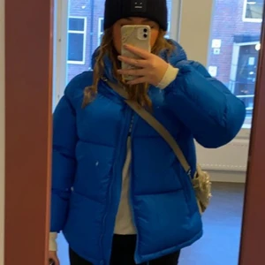 Puffer jacket  - Säljer nu denna väldigt eftertraktade och helt slutsålda jackan från hm! storlek XS och Aldrig använd!                                          ❌Högsta bud: 600kr +frakt!❌ AVSLUTAS söndag 16/1