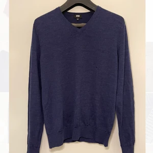 Tunt stickad v-ringad tröja Uniqlo - Blå, tunt stickad, v-ringad tröja från uniqlo. Frakt tillkommer