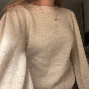 Beige stickad tröja  - Fin stickad tröja i beige. Puffig på axlarna och lösare vid ärmarna. Väldigt mysig och aldrig använd. Skriv för fler bilder! 