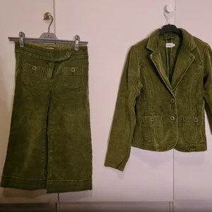 Grön manchesterbyxor o kavaj strl 36 - Obefintligt använd kavaj och byxor i mossgrön Manchester från givna i strl 36.