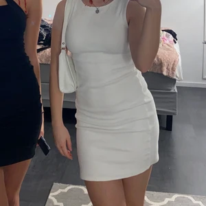 Vit klänning - Vit klänning som jag använde nu på halloween, superfin verkligen och inte alls genomskinlig!💓 jätteskön! Kom privat för fler bilder eller mer info!💓 Spårbar frakt