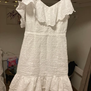 Vit klänning zara  - Säljer för det är inte sommar längre. Väldigt fin klänning som är vit 