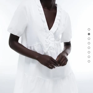 Vit klänning Zara - Supersöt klänning från Zara som är perfekt i sommar! Plagget är helt oanvänt då jag ej hunnit returnera i tid. Bara att skriva i dm för fler bilder💕 Står ej för frakt