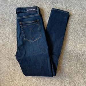 Calvin Klein Jeans  - Calvin Klein Jeans. Modell: High Rise Skinny West CKJ 010. Färg/Tvätt: Amsterdam Blue Dark. Storlek: W30 L32