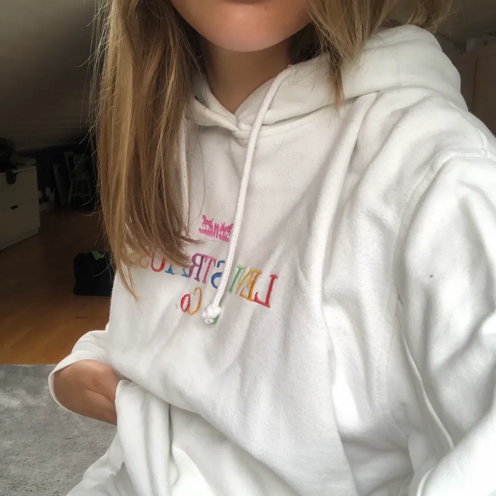Superfin Levis hoodie som är vit med flerfärgad text!! Inte alls använd så mycket, säljer pga att jag inte får någon användning av den 🧡🧡 frakt ingår ej i priset, kan även mötas upp i Stockholm ❤️. Hoodies.
