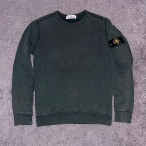 Stone Island Sweatshirt - Mörkgrön Stone Island Sweatshirt i 9/10 skick! Knappt använd och sitter som S-M👍🏼