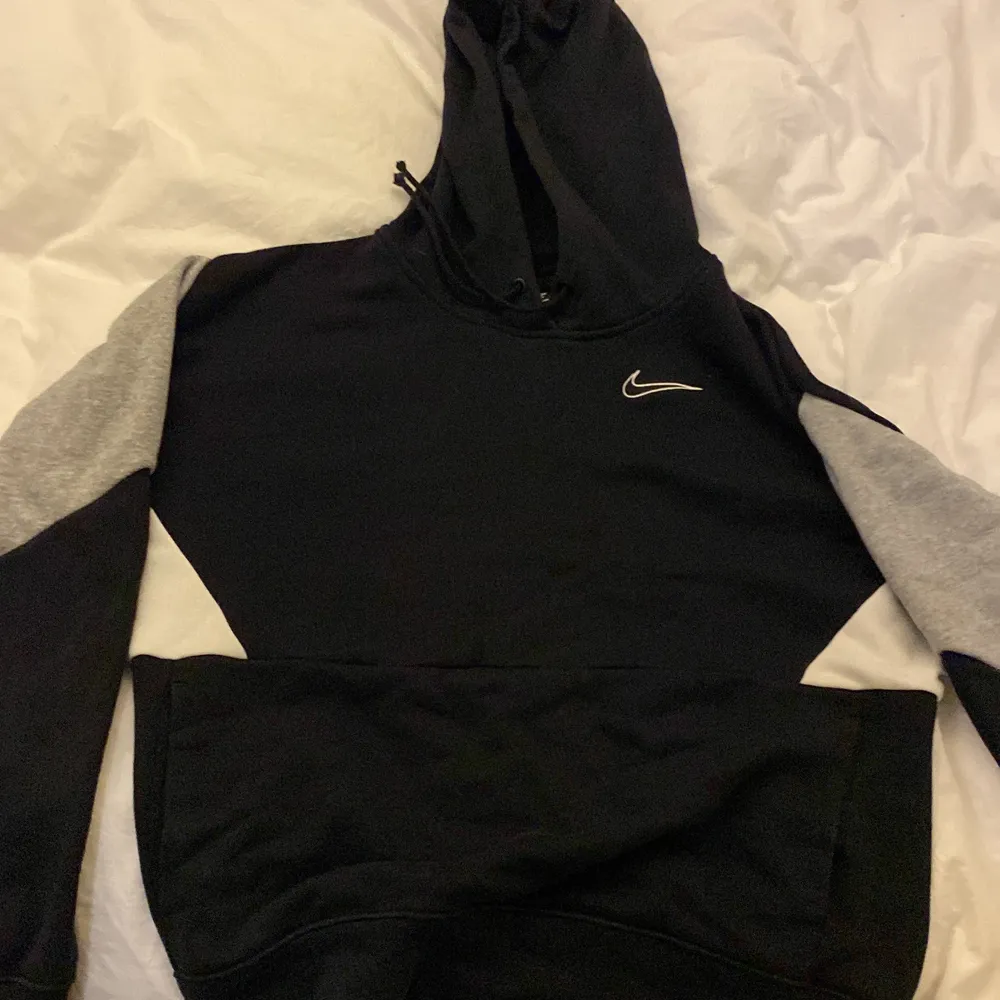 Säljer min Nike hoodie den har använts ca 7 gånger💗 storlek xs . Hoodies.