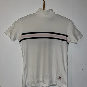 Vintage hilfiger med hög krage - Fint skick! Ej missfärgad som många vintage kläder kan vara. Off-White, som i sista bilden, med Dusty rose-färgad rand. I första bilden syns det gamla broderade märket. Garderobrensar nu så kolla gärna in mina andra auktioner (mest märkeskläder). Samfrakt går självklart bra. 