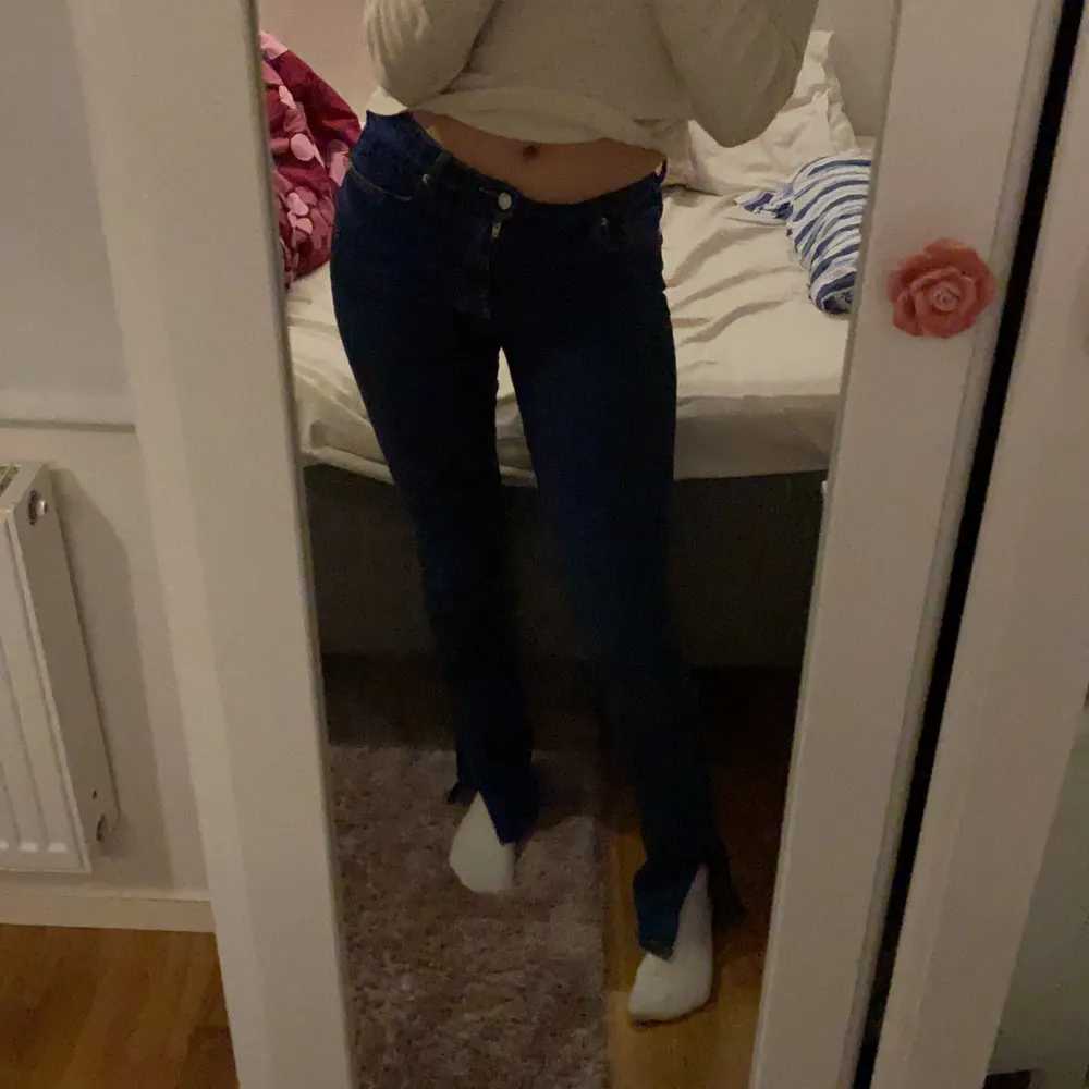 Jättesnygga lågmidjade zara jeans med slits där nere. I storlek 36 men stretchiga! Använda några gånger. Jag är 170cm och de går ner över mina fötter❤️ i en supersnygg mörkblå färg. Nypris 359 kr🌸 . Jeans & Byxor.