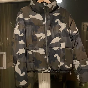 HM camiflauge puffer jacka - Puffer jacka i väldigt bra skick, använd en gång. 