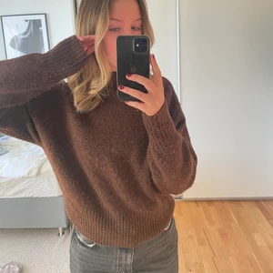 Brun stickad tröja från monki🥰 - Stickad tröja från monki i storlek xs, passar xs-s🥰 köparen står för frakt🌸