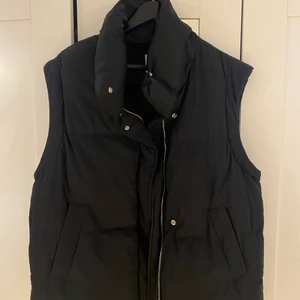Väst från bershka  - Svart väst från bershka, storlek M💞