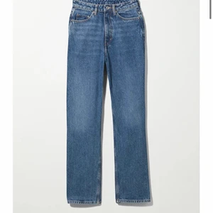 Weekday jeans - Mörkblåa jeans från Weekday i modell Rowe extra high straight jeans. Storlek 28/30. Använda ett flertal gånger men finns inga defekter, så nyskick. Nypris 500kr