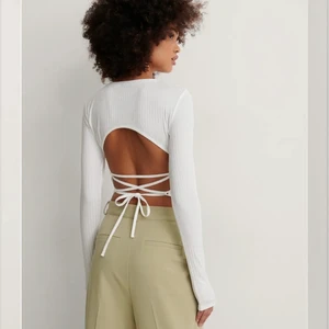 Topp med öppen rygg - Super snygg vit topp med öppen rygg och snörning från Nakd. Den är endast testad då jag råka köpa fel storlek! 🤍