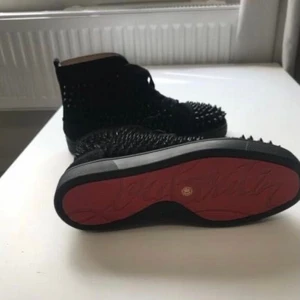 Christian Louboutin skor❗️ - Äkta Louboutin skor! Min man använder inte dessa så mycket så han låter mig sälja dom! Ny pris runt 12 tusen mitt pris 3500 då kvitto eller äkthetsbevis inte finns kvar.. Kan gå ner i pris vid snabb affär! Storlek 42 