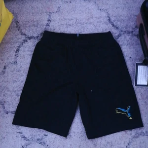 Puma shorts S-XS - De här shortsen ör inte xl även fast det står det asså jag skulle säga S eller XS jag har inte använt de eftersom jag inte får de över min bakdel. 