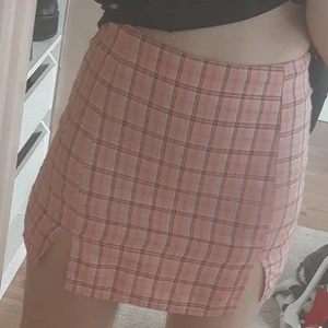 Kjol med slits - Fin kjol med slits. Står strl XS men passar fint på mig som har strl 36. Frakt tillkommer