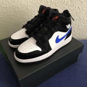 Jordans sneakers  - INTRESSEKOLL på min Air jordan 1 black racer blue. Ganska använda men går att få rena så att de knappt syns att dem är använda, dessa bilder är lånade (fråga för bilder på dem riktiga skorna som ska säljas) köpta helt nya i februari. Buda i kommentarerna 