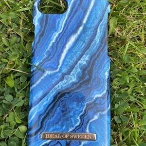 Ideal of Sweden skal - Fint blått ideal of sweden skal! Passar iphone 7/8. Har använts en del så har en del repningar + en spricka precis vid kameran! Fortfarande väldigt bra kvalitet funkar självklart som det ska. Nypris 299kr.