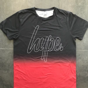 Skit snygg Hype  t-shirt - Skit snygg svart röd  JustHype T-shirt,  storlek x-large, advänt några gånger men fortfarande väldigt bra skick. Skit snygg  som  over size till dom som är lite mindre.