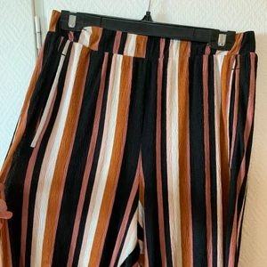 Byxor lindex - Byxor från lindex med resår i midjan. Lindex strl S. Ganska långa i benen, jag är 168 och de är lite långa på mig.