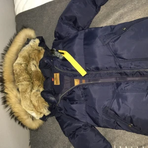 Parajumer jacka - Säljer min parajumer jacka. Använd den en vinter, inga skador (rökfri) pris kan diskuteras 