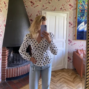 Prickig topp - Jättefin prickig topp som går att sjustera vid midjan. Inte använd en enda gång. Väldigt bekväm!                                          Frakt inkluderas inte i priset!