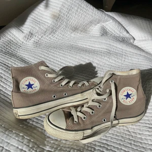 Converse stl 38 - Säljer mina converse i en askbrun färg, superbekväma, lite slitet skick då jag köpte de second hand, men var tyvärr för stora för mig! 