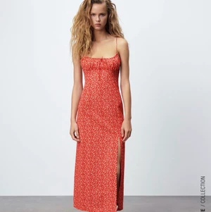 Blommig sommarklänning med spaghettiband - Superfin sval sommarklänning i viskos (minst 50 % ECOVERO™ viskos), bomull och lin. Rund urringning man kan dra åt, likt Adoore, resår i rygg. Svinfin men för liten! 🍓 helt oanvänd med prislapp kvar, köpte även en L till mig men glömde returnera denna