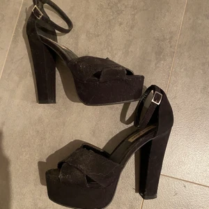 Svarta klackar  - Svarta klackar från nelly strl 38, använda endast 1 kväll. Har varit undanpackade så är lite dammiga på bilden, men rengör dem såklart innan jag skickar dem🥰