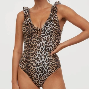 Brun leopard baddräkt , EU 38, S - Leopard baddräkt använd en gång, med vadderade kupor uttagbara inlägg som formar bysten och ger bra stöd. Knytband i urringningen fram. Fyrkantig urringning i ryggen. Avskuren i midjan. Slutpris inkl. frakt 80 kr. 