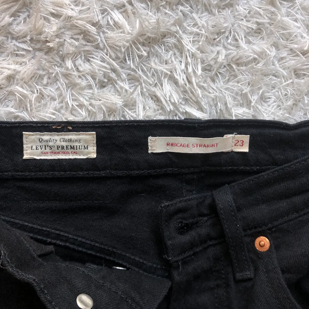 Så snygga svarta jeans från Levis i modellen ribcage straight fortfarande i fint skick, säljer då de tyvärr inte passar längre!💕 Jag står för frakten ☺️. Jeans & Byxor.