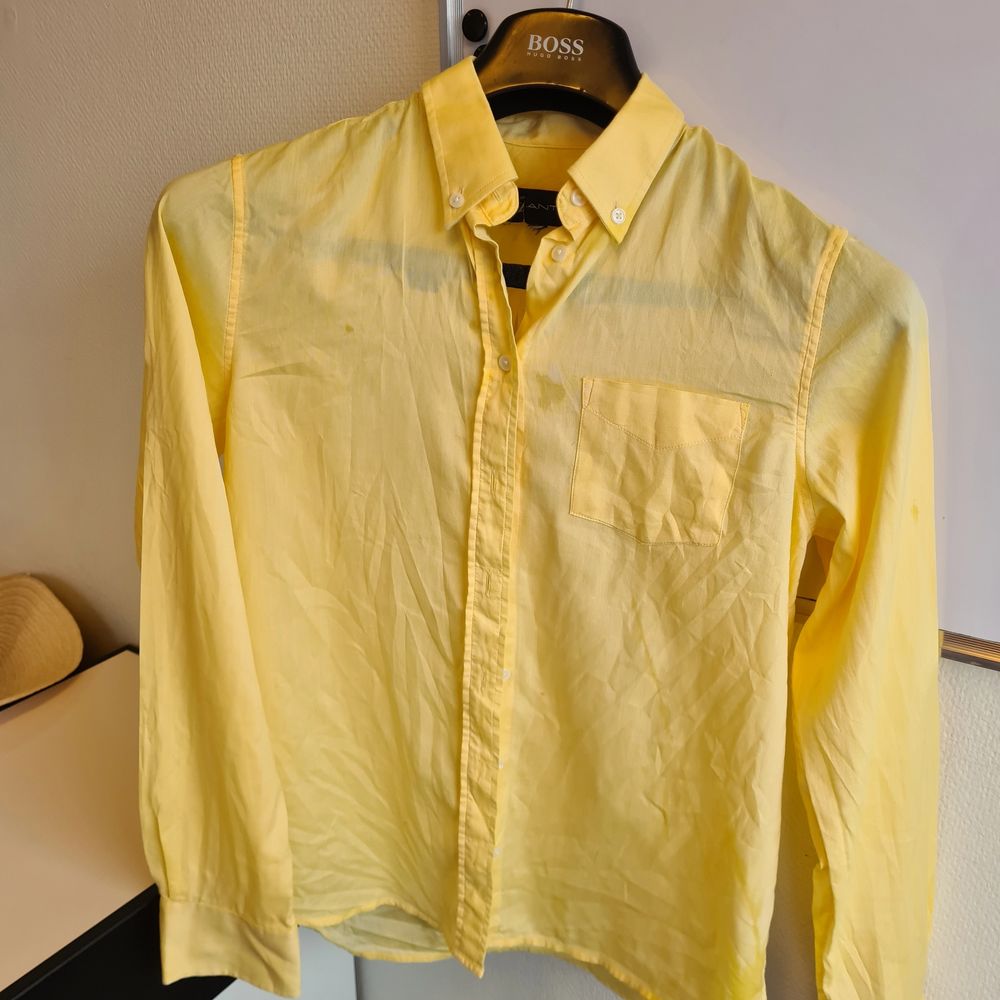 Gul Gång skjorta som är använd en gång (lappen var trasig vid inköp). Säljer pga använder knappt skjortor längre men superhärlig skjorta som är snygg till solbränna!. Skjortor.