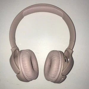 Trådlösa hörlurar  - Säljer dessa superfina trådlösa rosa hörlurar från märket JBL. Har köpts för något år sedan och använts några gånger, men dom är som nya! Laddarsladd kommer med och laddar dom innan dom skickas. Ljudet fungerar utmärkt! Jag säljer dom för 150kr plus frakt (48kr). Kom privat för fler bilder eller frågor ☺️💗