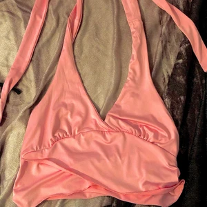Halterneck topp  - Snygg rosa halterneck topp i bra skick<3 strl S/XS 💗köparen står för frakten💋
