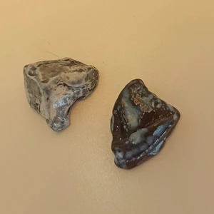 Din sten/krystal - 2 fina blåa krystaler. De kostar 30 kr st! Skriv till mig i DM om ni behöver mer bilder eller har någon fråga! 😉