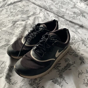  Nike skor  - Dessa kommer inte heller till användning längre, använda å lite slitna men fungerar bra ändå💕✨ har inte tvättats så det kan behövas för fräschare look✨