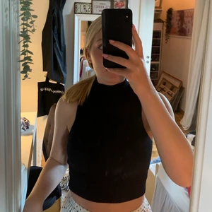 Svart linne - Jättefint och bekvämt linne som passar till allt! Passar även till alla olika årstider. Storlek M/L men passar som en S.