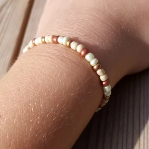 Armband - Detta armband är nytt och hemmagjort, runt 17 cm och gjord av elastisk tråd