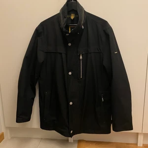 Pierre Cardin Gore tex jacka - Svart jacka från Pierre cardin i gore tex. Säljes pga. för liten. Jackan har ett litet hål framtill, se bild. Annars i fint skick.  Nypris ca 2000kr