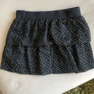 Volangkjol - Svart volangkjol med små stjärnor på, perfekt passform. Skriv för fler bilder.