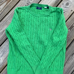 Kabelstickad Gant tröja i stl 146-152 - Kabelstickad GANT tröja i stl 146-152, knappt använd. Inköpt i Gant affären på Birger Jarlsgatan i Stockholm. 