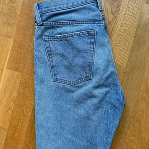 Levis jeans  - Säljer då de blivit för stora för mig. Fint skick. Bra längd för mig som är 173 cm men för stora runt midjan och benen. Kan skicka fler bilder :)